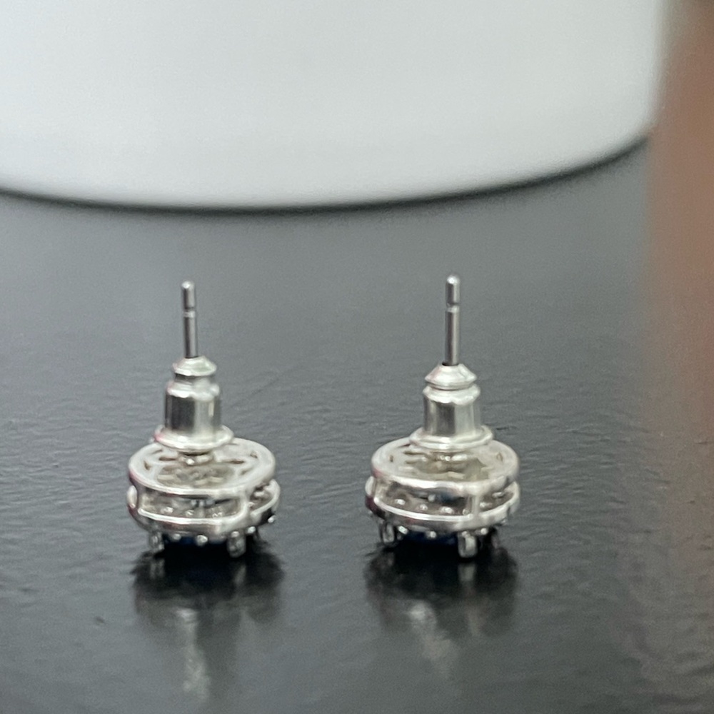 Studded earring - Picture 2 of 2